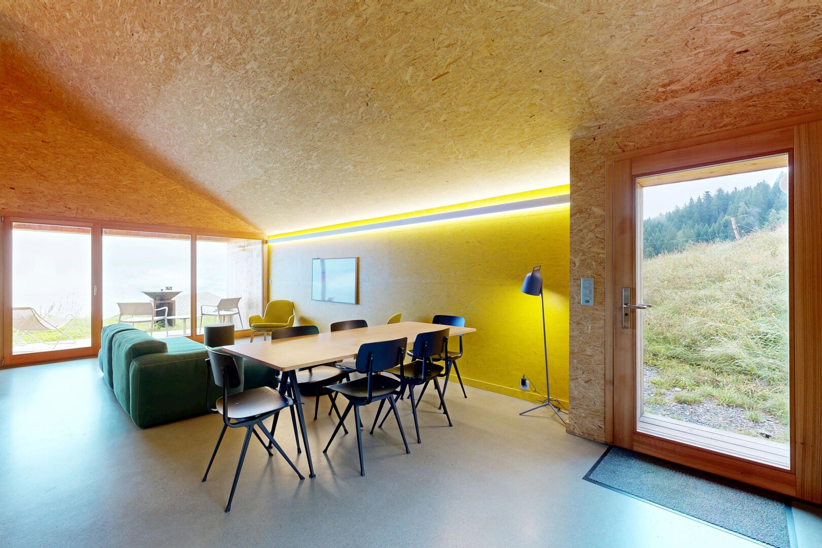 esszimmer mit inside property, natürliches licht, natural light, finished concrete floor, und dachschräge