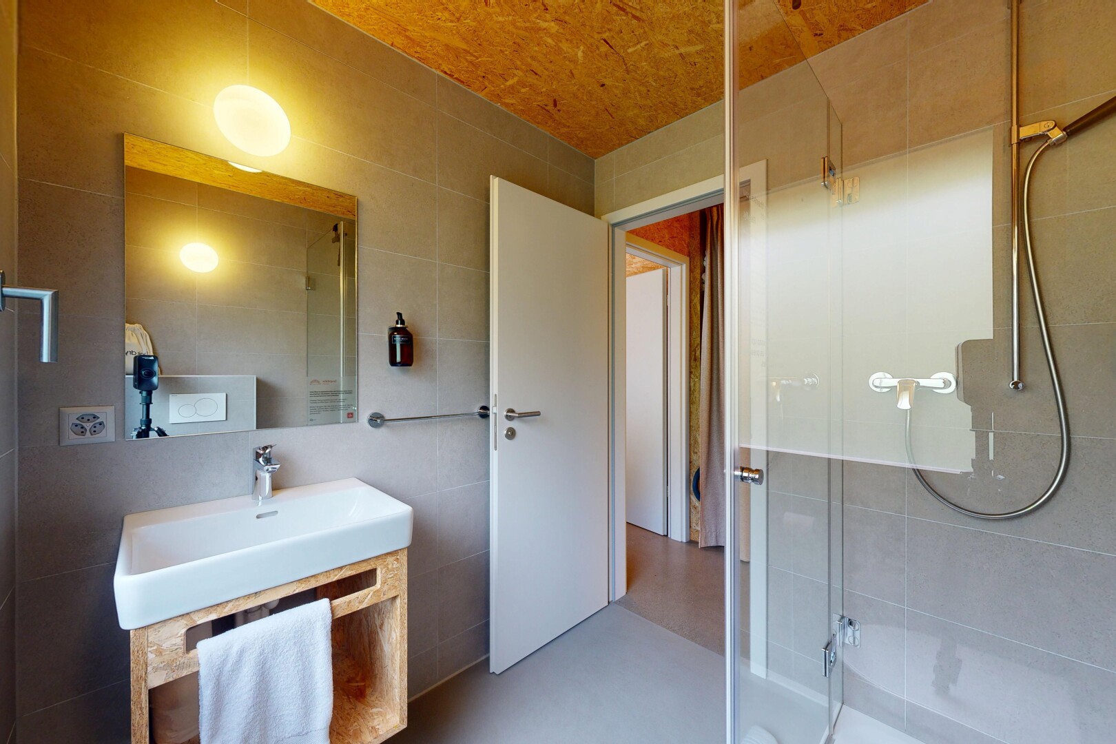bad mit fliesenwand, tile wall, dusche, spiegel, und komplettes badezimmer