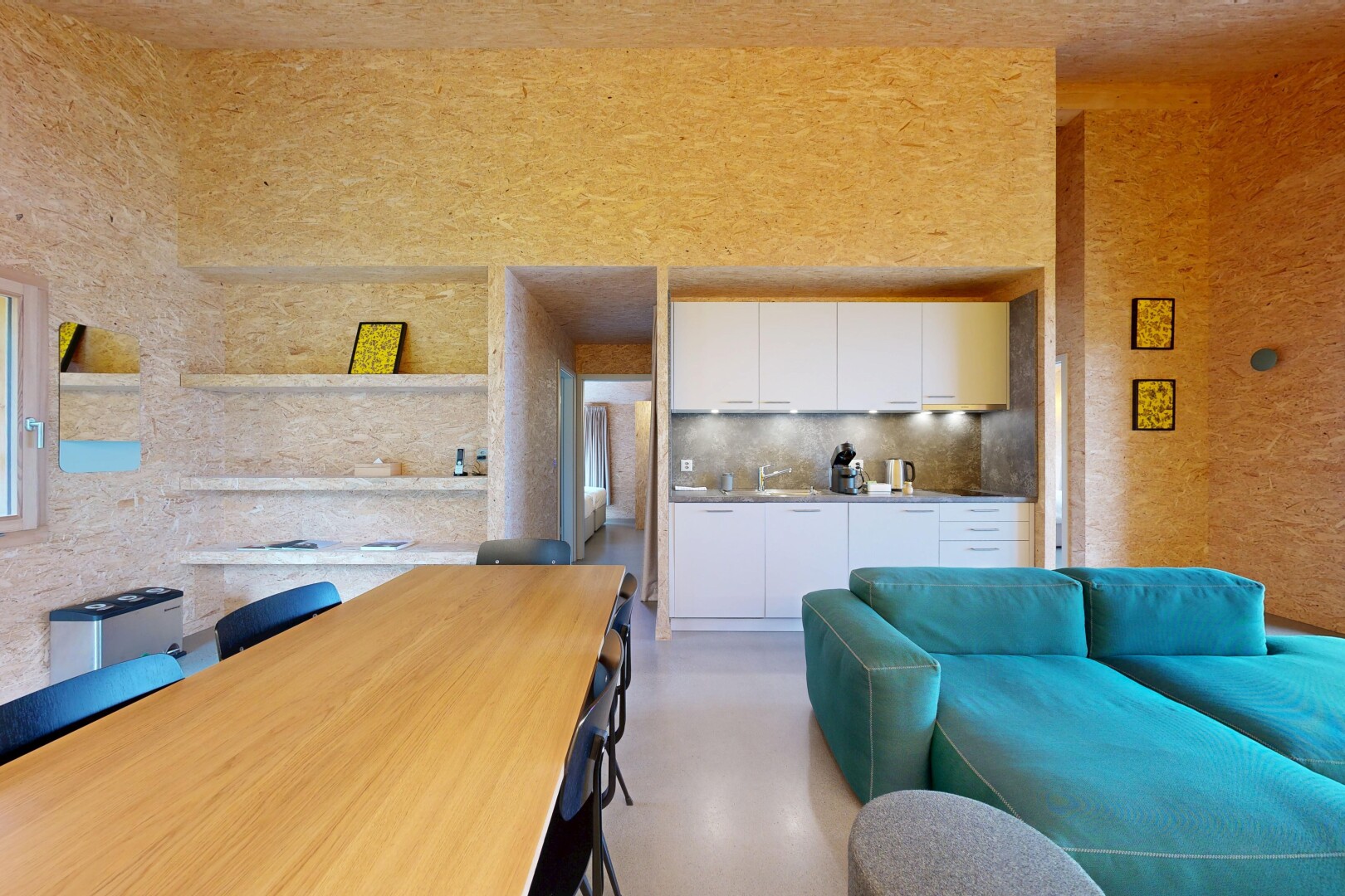 wohn- / esszimmer mit inside property, concrete floor, betonboden, finished concrete floor, und waschbecken