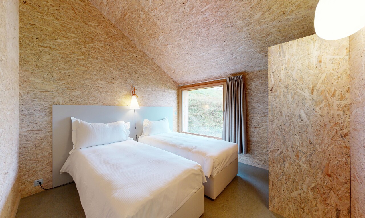 zimmer / schlafzimmer mit natürliches licht, natural light, inside property, dachschräge, und vaulted ceiling