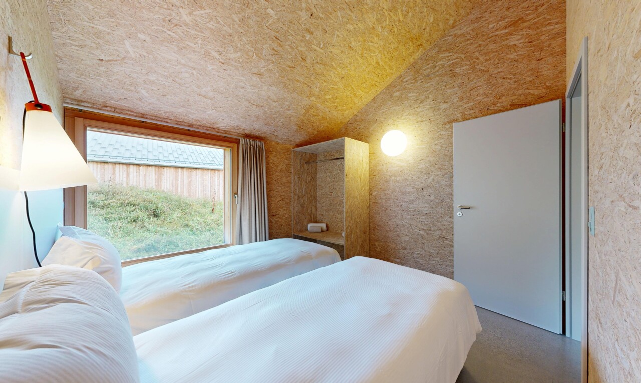 zimmer / schlafzimmer mit inside property, vaulted ceiling, dachschräge, natural light, und natürliches licht