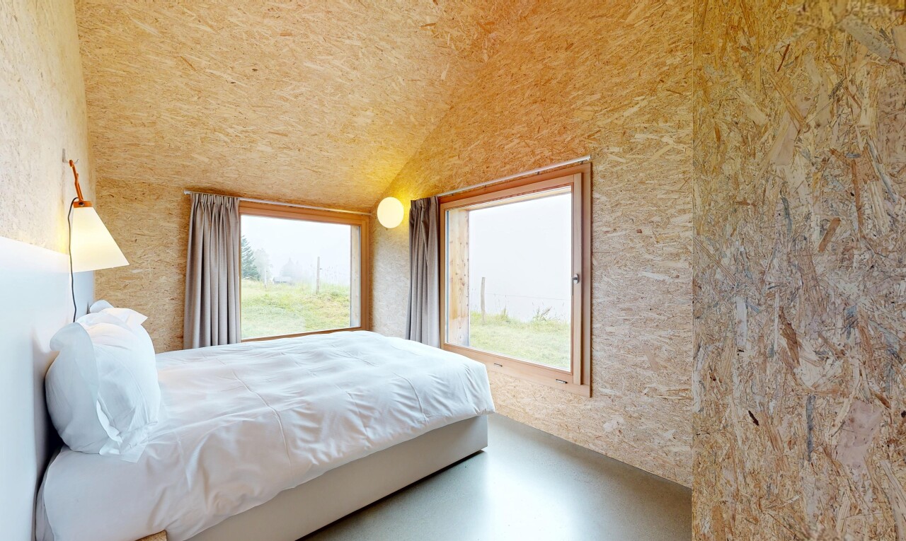 zimmer / schlafzimmer mit inside property, natural light, natürliches licht, finished concrete floor, und concrete floor