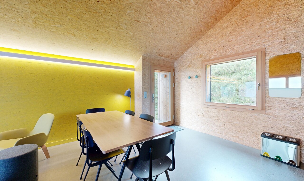 esszimmer mit natürliches licht, natural light, inside property, betonboden, und concrete floor