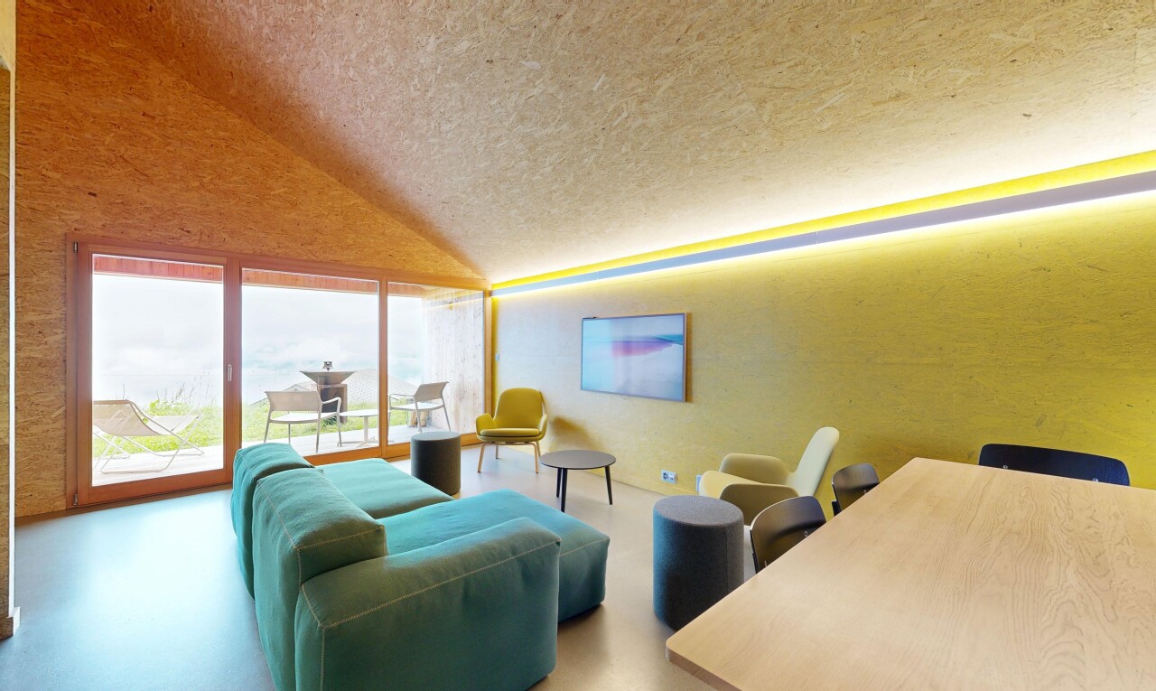 wohn- / esszimmer mit inside property, dachschräge, vaulted ceiling, natürliches licht, und natural light
