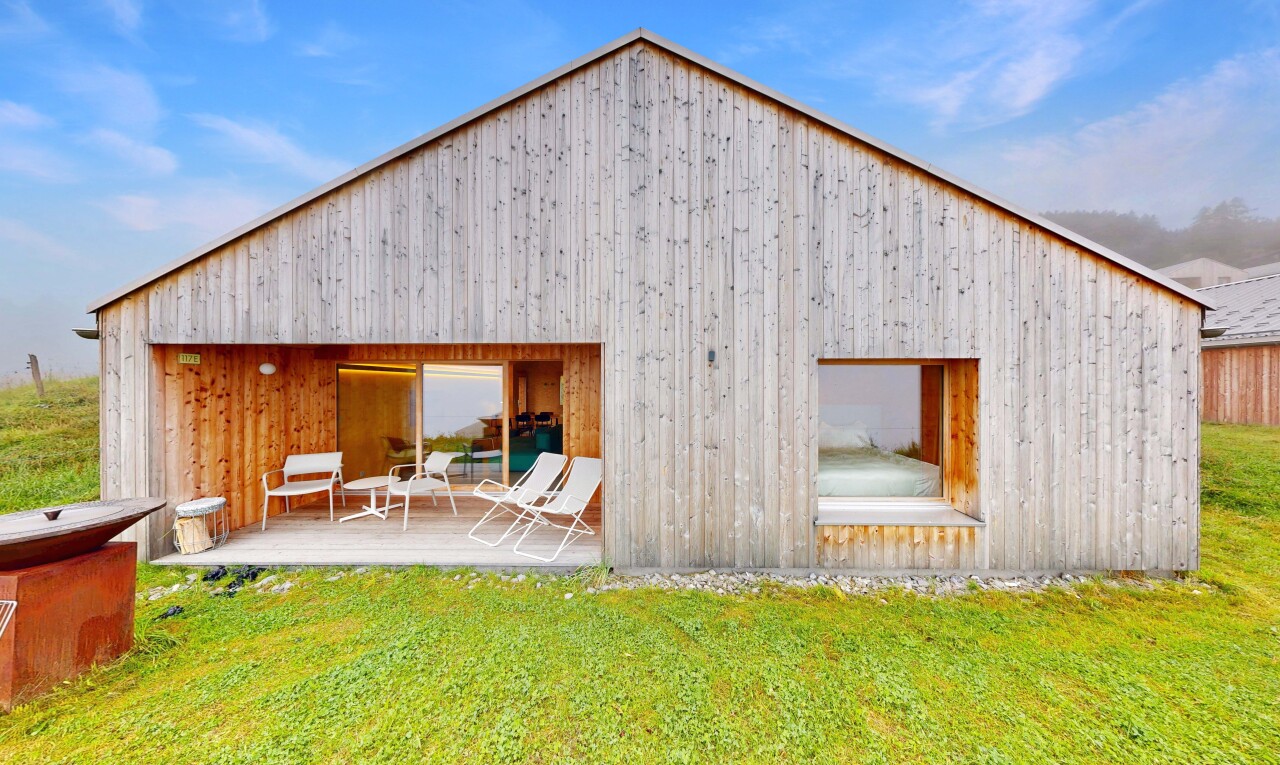 außenansicht mit vertikale verkleidung, property visible, day time, holzverkleidung, und terrasse