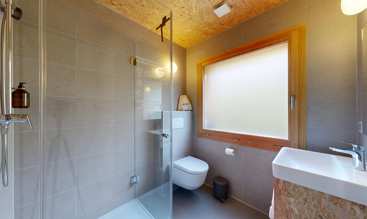 bad mit komplettes badezimmer, dusche, toilette, inside property, und waschbecken