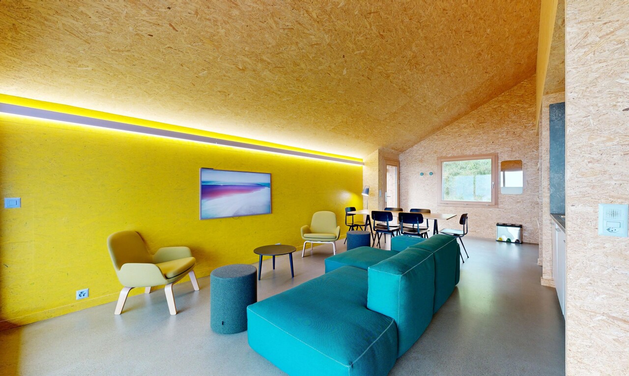 wohnzimmer mit virtually staged, natürliches licht, natural light, inside property, und hohe decke