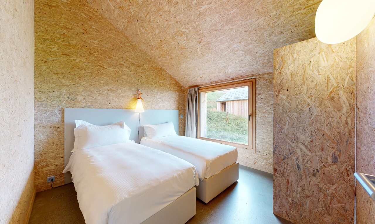 zimmer / schlafzimmer mit natürliches licht, natural light, dachschräge, vaulted ceiling, und inside property