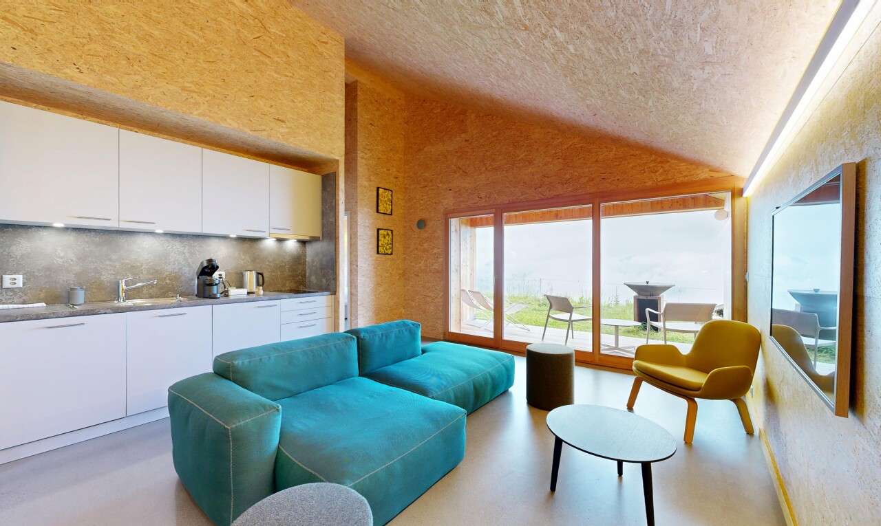 wohnzimmer mit finished concrete floor, inside property, vaulted ceiling, dachschräge, und concrete floor