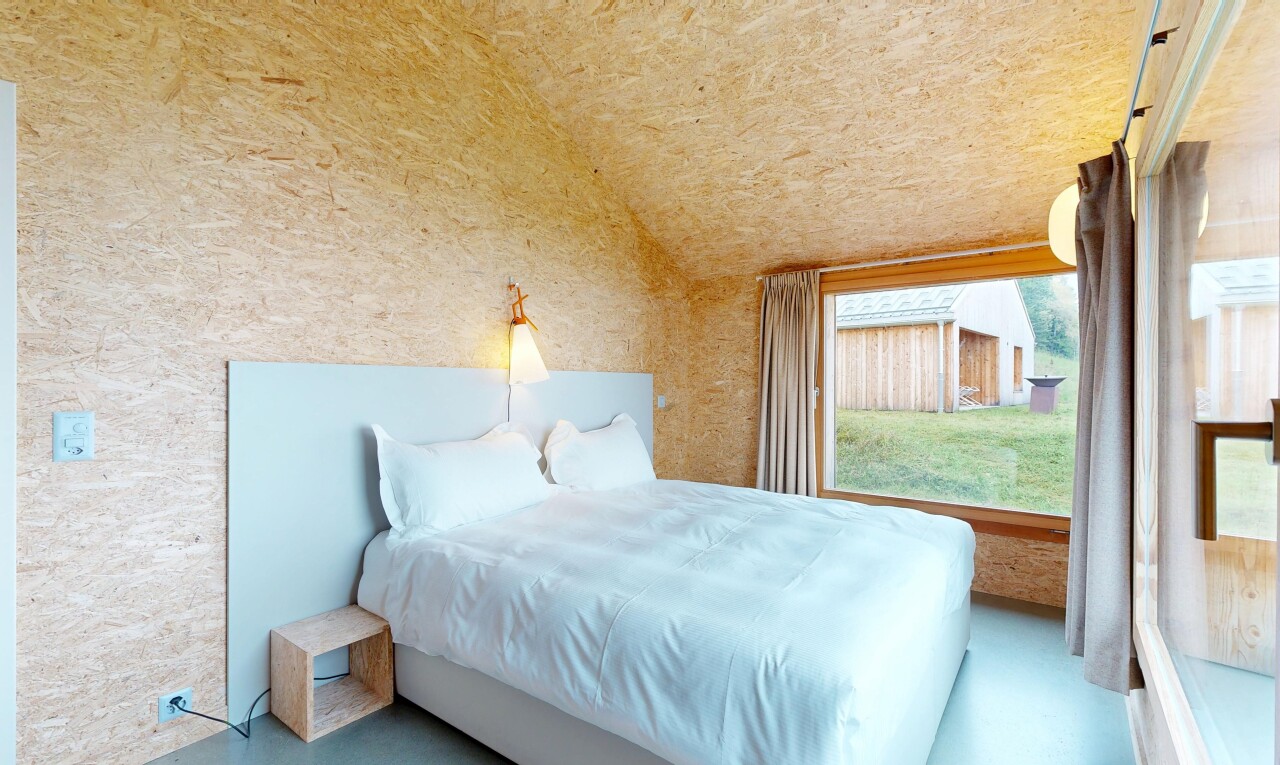 zimmer / schlafzimmer mit inside property, natürliches licht, natural light, dachschräge, und vaulted ceiling