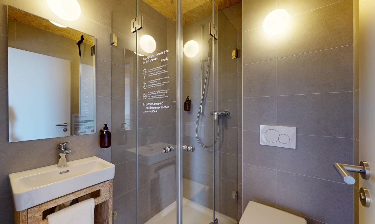 bad mit komplettes badezimmer, schminktisch, spiegel, dusche, und tile shower