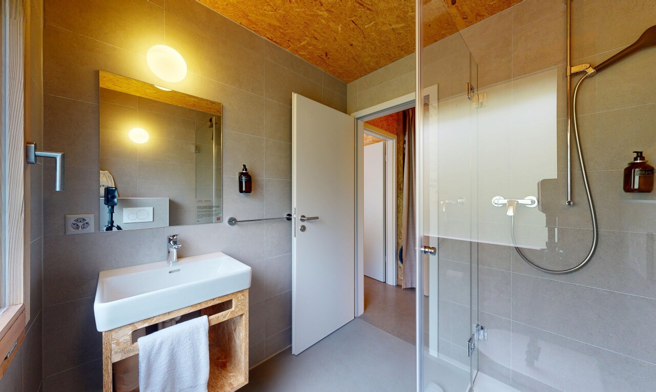 bad mit fliesenwand, tile wall, dusche, spiegel, und komplettes badezimmer