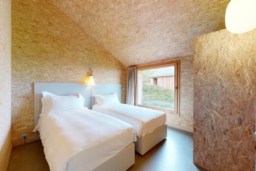 zimmer / schlafzimmer mit natürliches licht, natural light, dachschräge, vaulted ceiling, und inside property