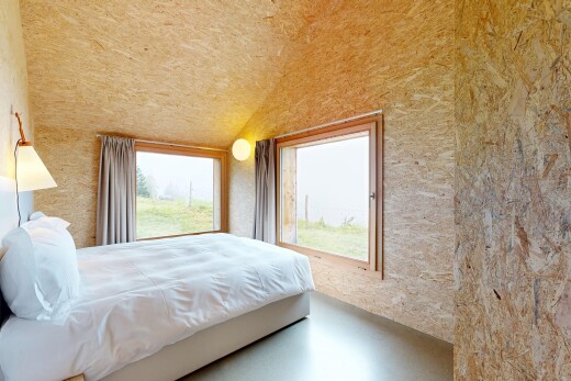 zimmer / schlafzimmer mit inside property, natural light, natürliches licht, finished concrete floor, und concrete floor