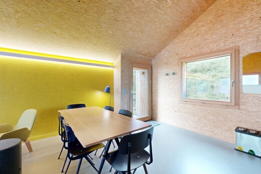 esszimmer mit natürliches licht, natural light, inside property, betonboden, und concrete floor