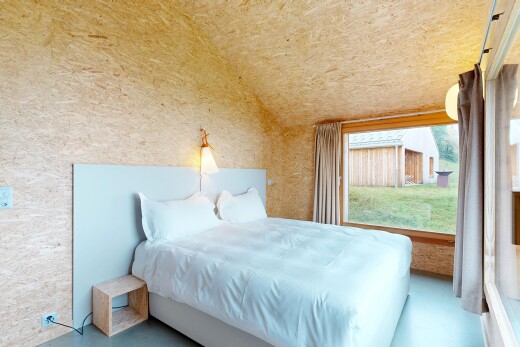 zimmer / schlafzimmer mit inside property, natürliches licht, natural light, dachschräge, und vaulted ceiling
