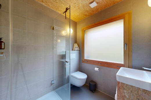 bad mit komplettes badezimmer, dusche, toilette, inside property, und waschbecken