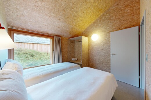 zimmer / schlafzimmer mit inside property, vaulted ceiling, dachschräge, natural light, und natürliches licht
