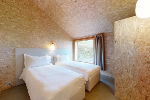zimmer / schlafzimmer mit natürliches licht, natural light, inside property, dachschräge, und vaulted ceiling