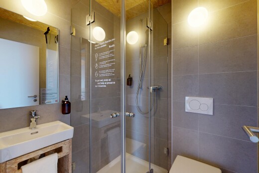 bad mit komplettes badezimmer, schminktisch, spiegel, dusche, und tile shower