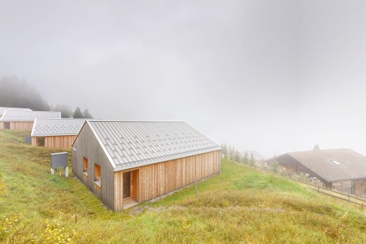 außenansicht mit vertikale verkleidung, ständerbau, außenansicht, property visible, und overcast