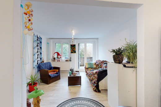 wohnzimmer mit hellen böden im holzstil im stil