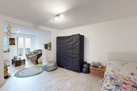 salon avec éclairage sur rail, lumière naturelle, et plancher de bois