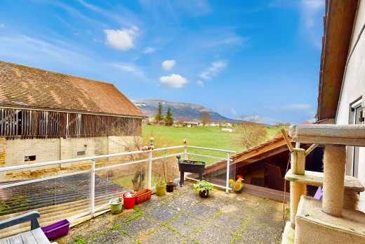 terrasse / terrasse mit einem balkon und einem bergblick
