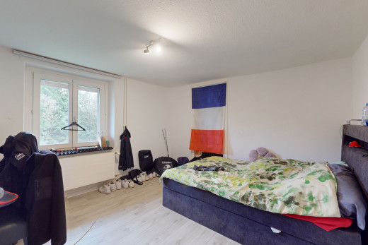 chambre avec plancher de bois et lumière naturelle
