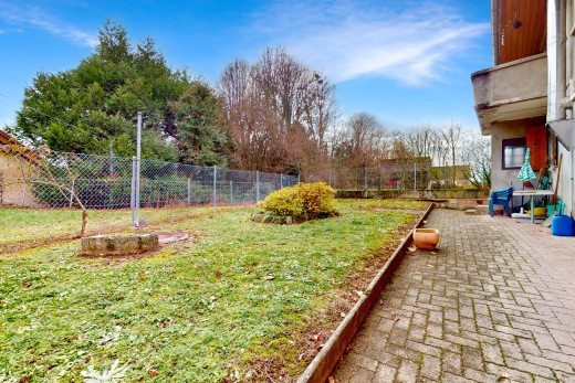 jardin avec pelouse, clôture, et patio