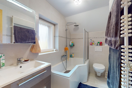 salle de bain avec toilettes, miroir, meuble-lavabo, vasque, et lumière naturelle