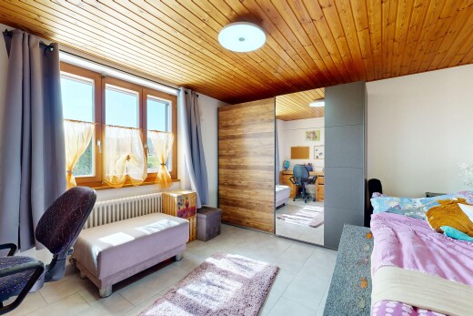 zimmer / schlafzimmer mit day time, natural light, natürliches licht, kühler, und inside property