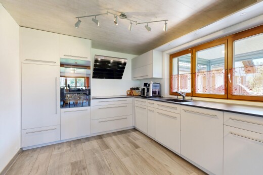 küche mit natürliches licht, natural light, holzfußboden, wood finish floor, und inside property