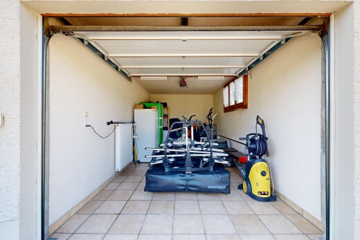 fitnessstudio mit inside property, baseboards wall, sockelleisten, drywall, und gipskartonwand