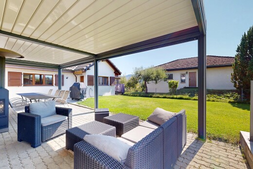 terrasse mit terrasse, day time, rasen, essbereich im freien, und grill