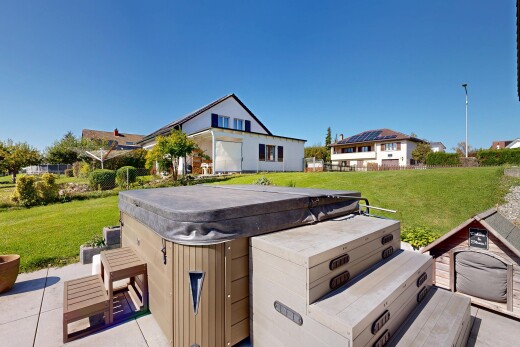 außenansicht mit rasen, whirlpool, day time, terrasse, und vertikale verkleidung