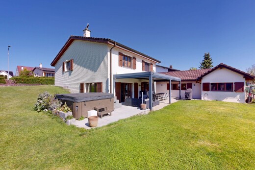 außenansicht mit whirlpool, property visible, terrasse, day time, und rasen