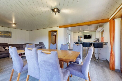 wohn- / esszimmer mit wood finish floor, holzfußboden, inside property, drywall, und gipskartonwand