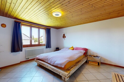 zimmer / schlafzimmer mit kühler, baseboards wall, sockelleisten, natural light, und natürliches licht