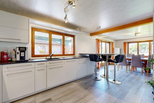 küche mit natural light, natürliches licht, arbeitsplatten, inside property, und weiße schränke