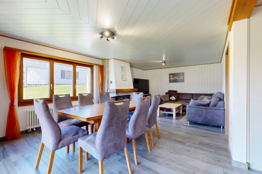 wohn- / esszimmer mit natürliches licht, natural light, inside property, holzfußboden, und wood finish floor