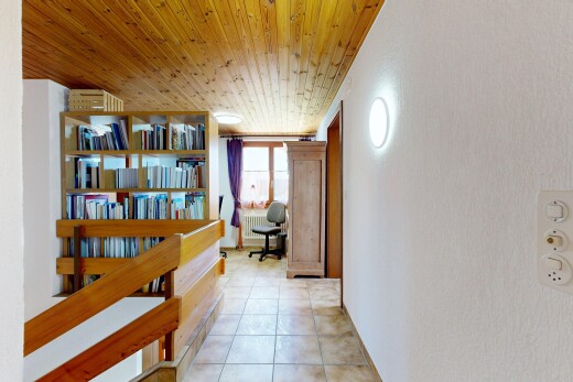 halle / korridor mit fliesenboden, tile floor, natürliches licht, natural light, und inside property