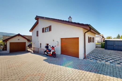 außenansicht mit außenansicht, day time, garage, zaun, und stuckverkleidung