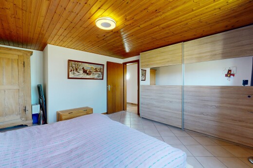 zimmer / schlafzimmer mit fliesenboden, tile floor, gipskartonwand, drywall, und inside property