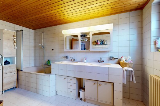 bad mit fliesenwand, tile wall, inside property, tile tub, und spiegel