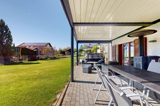 terrasse mit rasen, terrasse, essbereich im freien, day time, und from property