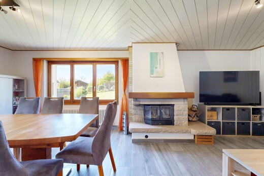 wohn- / esszimmer mit fernseher, wood finish floor, holzfußboden, natural light, und natürliches licht