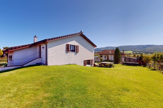 außenansicht mit rasen, day time, property visible, schornstein, und zaun
