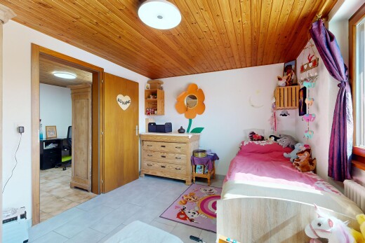 zimmer / schlafzimmer mit drywall, gipskartonwand, inside property, natural light, und natürliches licht