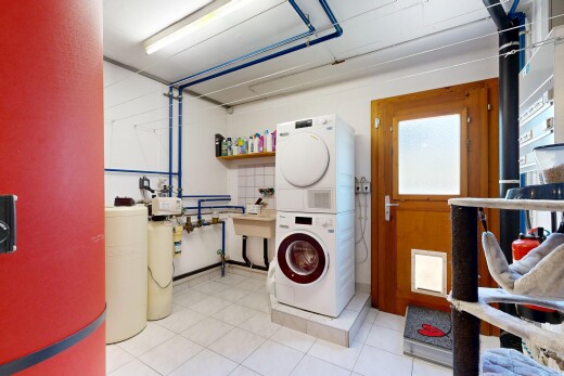 wäschekammer mit waschturm, inside property, tile floor, fliesenboden, und natural light